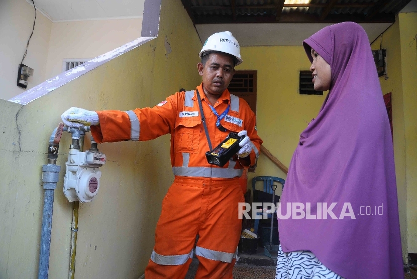 Petugas perusahaan Gas Negara (PGN) melakukan pengecekan meteran saluran pipa gas di Perumahan Permata Harjamukti, Cirebon, Jawa Barat, Senin (17/10).