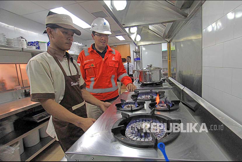 Petugas Perusahaan Gas Negara (PGN) memeriksa aliran gas pelanggan rumah tangga di Medan, Sumatera Utara.