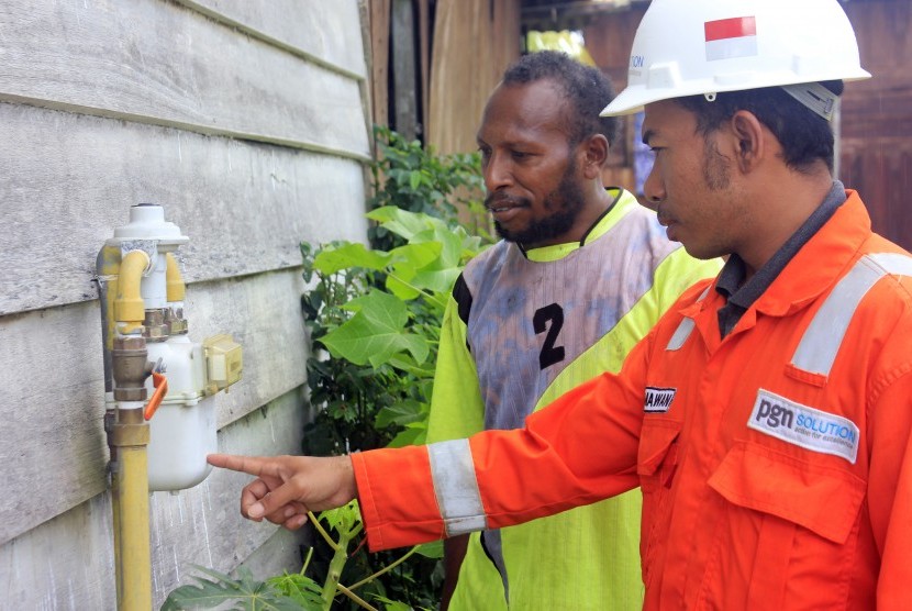 Petugas Perusahaan Gas Negara (PGN) saat mengecek penggunaan gas rumah tangga di kediaman Muhammad Kinder, Malawele, Aimas, Sorong, Papua Barat, Jumat (12/8).