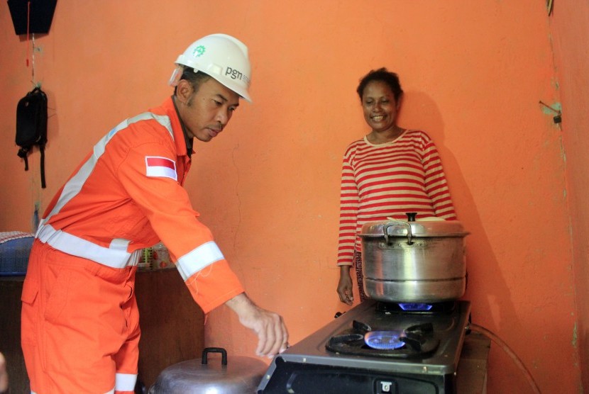 Petugas Perusahaan Gas Negara (PGN) saat mengecek penggunaan gas rumah tangga di Malawele, Aimas, Sorong, Papua Barat, Jumat (12/8).