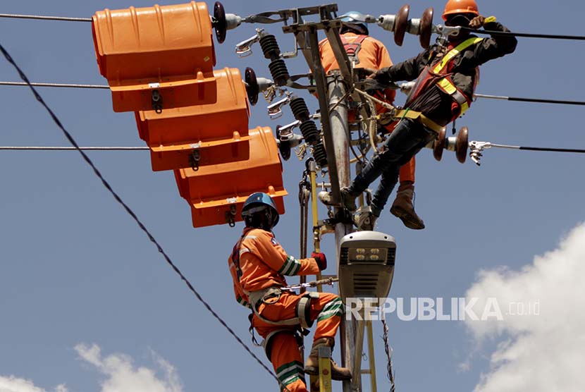 Petugas memperbaiki jaringan listrik (ilustrasi)