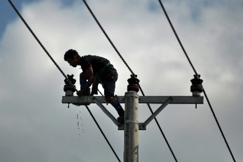 Petugas PLN memperbaiki jaringan listrik (ilustrasi) 