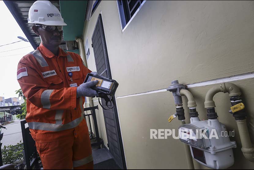 Petugas PGN melakukan pengecekan berkala terhadap jaringan pipa PGN dengan menggunakan alat Laser Minimetan di Kawasan Batu Aji, Batam, Kepulauan Riau, Selasa (13/3).