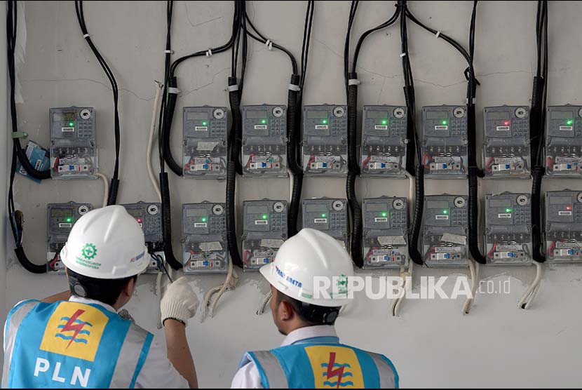 Petugas PLN Area Bulungan Distribusi Jakarta Raya melakukan penyambungan penambahan daya pelanggan 1300 VA menjadi 2200 VA di kawasan Kebayoran Lama, Jakarta Selatan, Selasa (20/6). Menyambut Idul Fitri 1438 H, PLN mengadakan Promo Gemerlap Lebaran 2017 yakni bebas biaya penyambungan untuk rumah ibadah dan potongan 50 persen biaya penyambungan untuk menambah daya listrik hingga 197 kVA bagi seluruh konsumen PLN. 