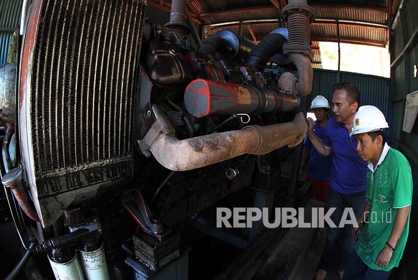 Petugas PLN Area Sumbawa Sub Rayon Bugis Medang sedang melakukan pemeliharaan rutin Pembangkit LIstrik Tenaga Diesel (PLTD)  Bugis Medang di Pulau Medang, Sumbawa Nusa Tenggara Barat, Selasa (6/9) (Foto: Dok PLN)
