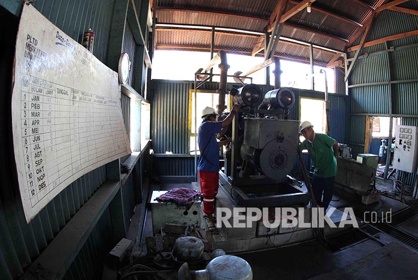 Petugas PLN Area Sumbawa Sub Rayon Bugis Medang sedang melakukan pemeliharaan rutin Pembangkit LIstrik Tenaga Diesel (PLTD)  Bugis Medang di Pulau Medang, Sumbawa Nusa Tenggara Barat, Selasa (6/9) (Foto: Dok PLN)