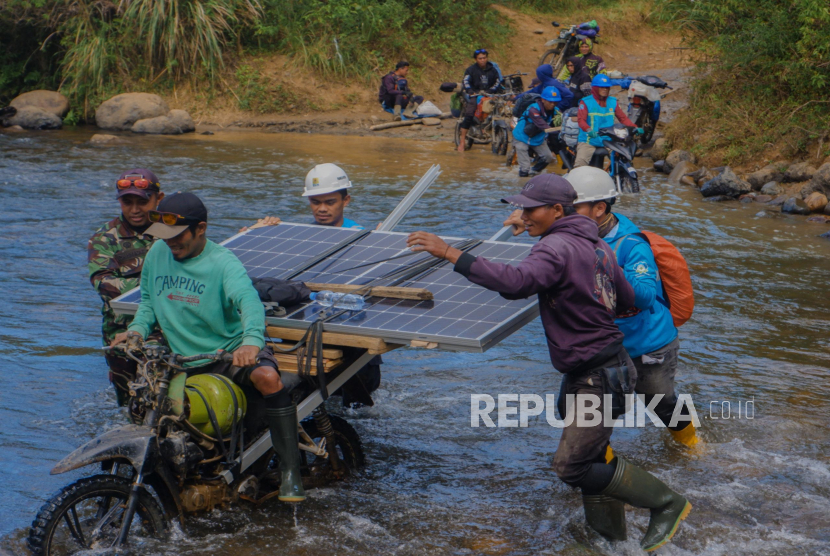 Petugas PLN bersama warga bahu-membahu membawa panel surya melintasi sungai. Upaya ini menjadi bagian dari perjalanan Program Listrik Desa melalui SuperSUN dalam menghadirkan akses listrik bagi warga di Kecamatan Seko, Luwu Utara, Sulawesi Selatan. Hadirnya listrik hingga ke pelosok daerah tertinggal, terdepan, dan terluar (3T) merupakan komitmen PLN berperan aktif mendorong geliat pertumbuhan masyarakat, sebagai fondasi ekonomi, pendidikan, dan kesehatan.