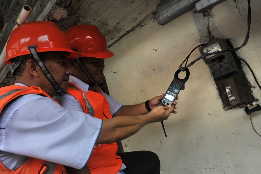 PLN Jatim fasilitasi SMKN 5 Surabaya jaringan simulasi 20 KV. Foto petugas PLN memeriksa tegangan listrik, (ilustrasi).