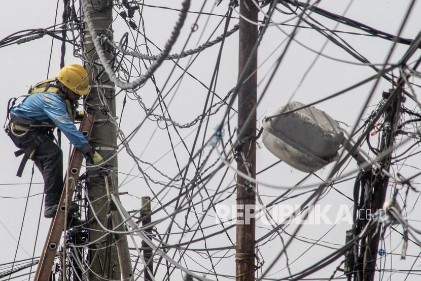 Petugas PLN melakukan perawatan jaringan listrik. PLN berhasil merampungkan enam PSN di Jawa Timur.