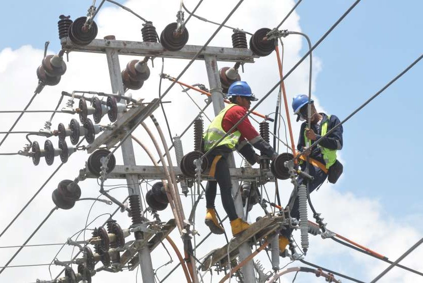 Petugas PLN melakukan perbaikan jaringan listrik di Palu, Sulawesi Tengah, Jumat (12/10). 