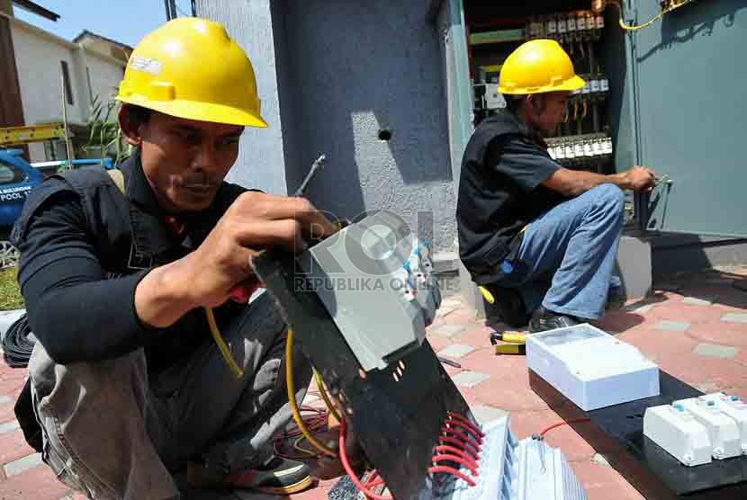 Petugas PLN memasang instalasi listrik baru di Perumahan Kawasan Mampang, Jakarta, Kamis (7/8). (Republika/Prayogi)