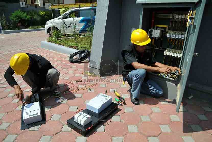 Petugas PLN memasang instalasi listrik baru di Perumahan Kawasan Mampang, Jakarta, Kamis (7/8). (Republika/Prayogi)