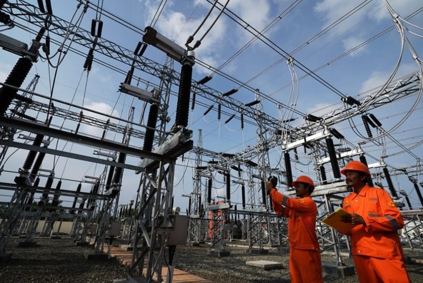 Petugas PLN memeriksa jaringan listrik. (ilustrasi). PT PLN (Persero) menyiapkan tiga fase prosedur kerja sesuai kondisi tatanan kehidupan normal baru (new normal), yang dituangkan dalam edaran direksi kepada seluruh pegawai.