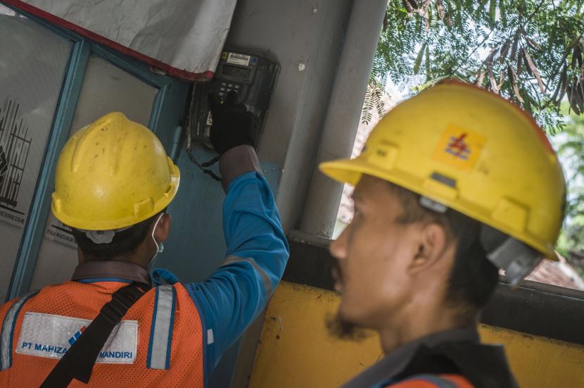 Petugas PLN memeriksa meteran listrik di Rangkasbitung, Lebak, Banten, Senin (20/12/2021). Pemerintah secara resmi hari ini telah mengumumkan penyesuaian tarif listrik untuk pelanggan rumah tangga di atas 3.500 Volt Ampere