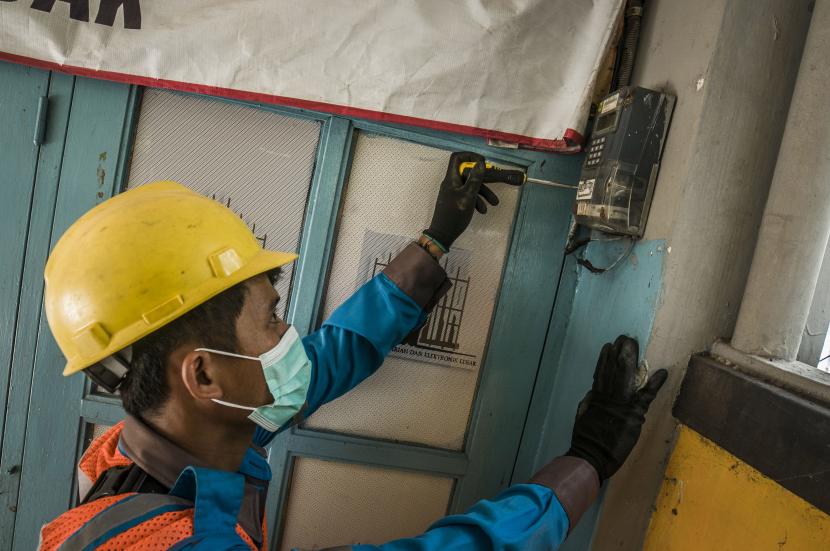 Petugas PLN memeriksa meteran listrik di Rangkasbitung, Lebak, Banten.  Kementerian ESDM tegaskan penghapusan daya listrik 450 VA usulan sepihak parlemen. Ilustrasi.