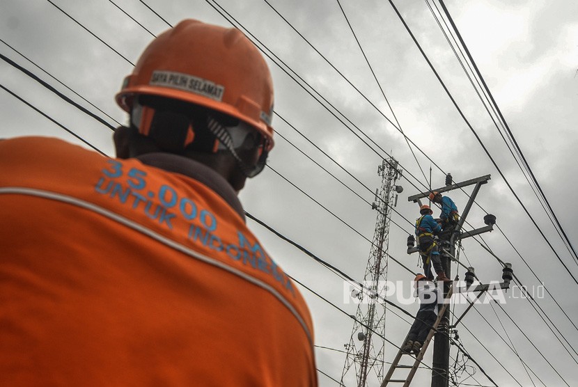 Petugas PLN memperbaiki gardu listrik saat pemadaman listrik serentak se-Pangandaran di Cikidang, Kabupaten Pangandaran, Jawa Barat, Ahad (21/7/2019). 