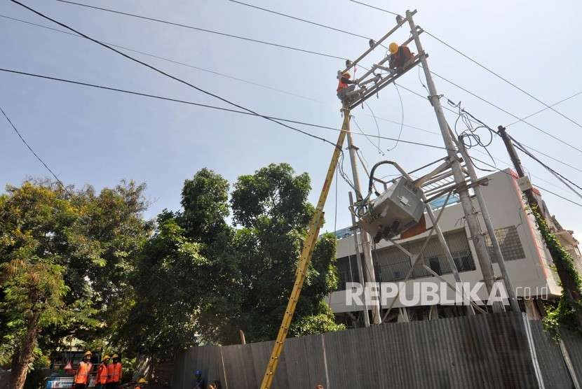 Petugas PLN memperbaiki jaringan listrik yang rusak akibat gempa di Palu, Sulawesi Tengah, Rabu (3/10). 