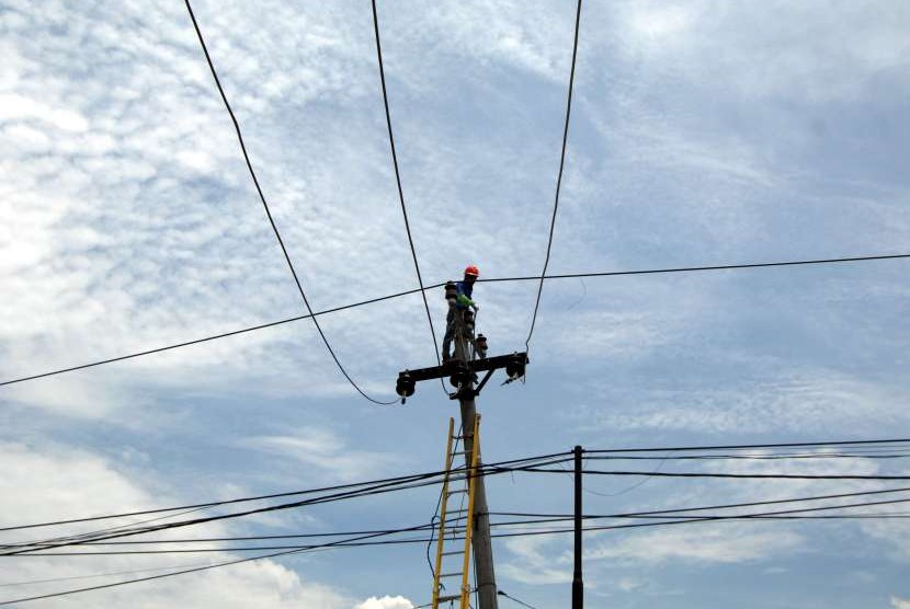 Petugas PLN memperbaiki jaringan listrik yang rusak pascagempa di Petobo, Palu, Sulawesi Tengah, Kamis (4/10).