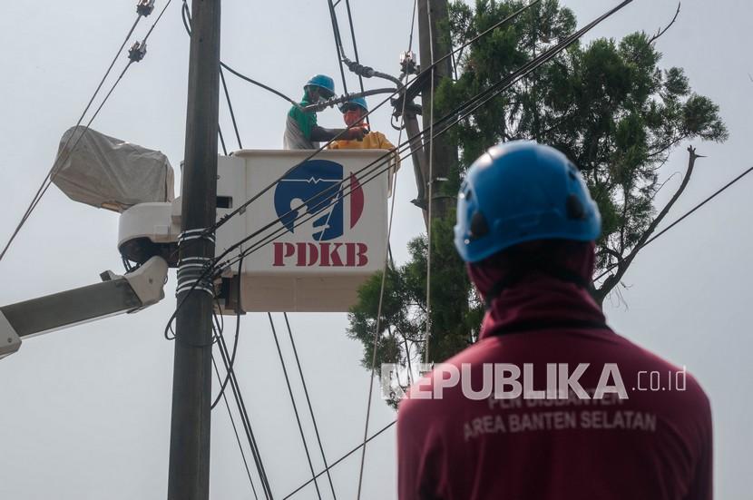 Petugas PLN memperbaiki kabel listrik di Rangkasbitung, Lebak, Banten, Rabu (7/7/2021). Pemerintah memperpanjang pemberian stimulus ketenagalistrikan berupa diskon tarif tenaga listrik, pembebasan biaya beban atau abonemen, dan pembebasan rekening minimum pada periode Juli hingga September 2021. 