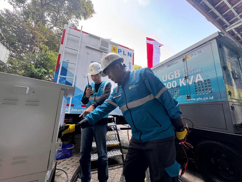 Petugas PLN mengecek Unit Gardu Bergerak yang digunakan untuk mengamankan kelistrikan saat pelaksanaan Misa Akbar Paus Fransiskus di Stadion Utama Gelora Bung Karno, Jakarta pada Kamis (6/9).