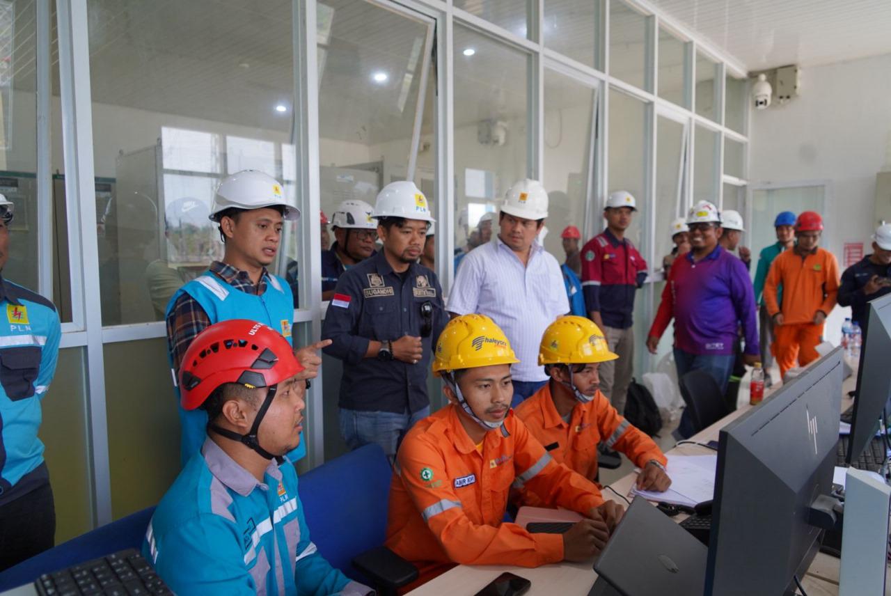 Petugas PLN saat melakukan persiapan Energize Line kedua Saluran Udara Tegangan Ekstra Tinggi (SUTET) 275 kV Muara Enim - Gumawang di Gardu Induk Tegangan Ekstra Tinggi (GITET) Muara Enim, Sumatera Selatan pada Sabtu, 2 November 2024. Dengan beroperasinya SUTET ini secara penuh diharapkan dapat mendorong pertumbuhan ekonomi dan investasi di berbagai sektor di wilayah tersebut.