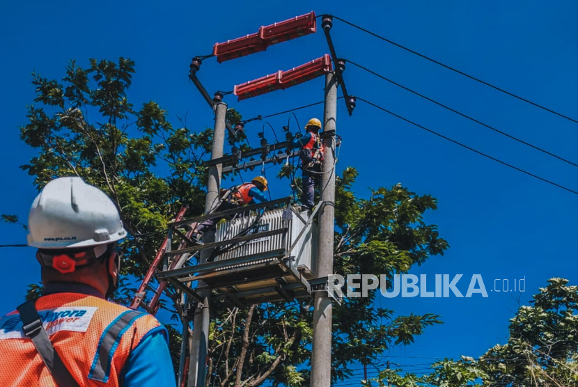 PLN officers regularly perform infrastructure maintenance to maintain the reliability of electricity supply for the community.