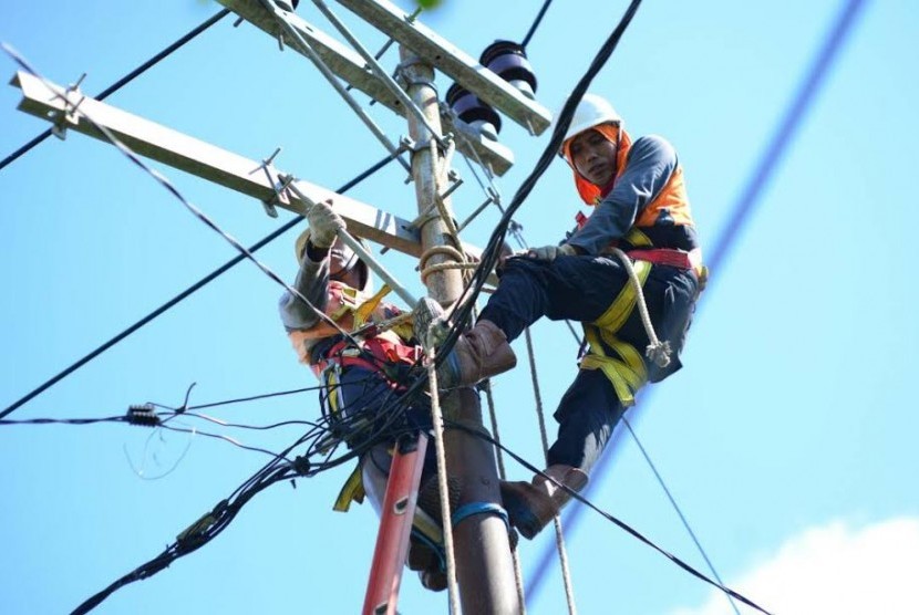 Petugas PLN sedang melakukan perbaikan kabel listrik