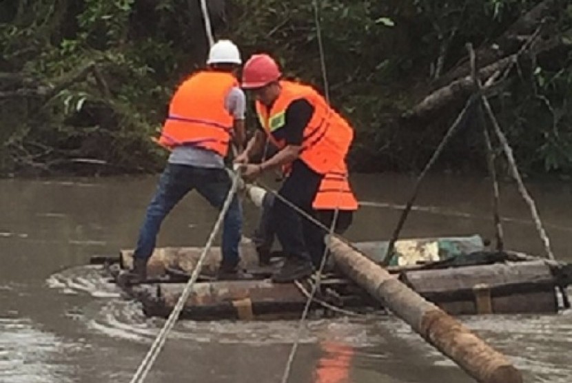 Petugas PLN sedang memperbaiki jaringan listrik di Mentok, Bangka Belitung, yang rusak akibat diterjang banjir (ilustrasi)