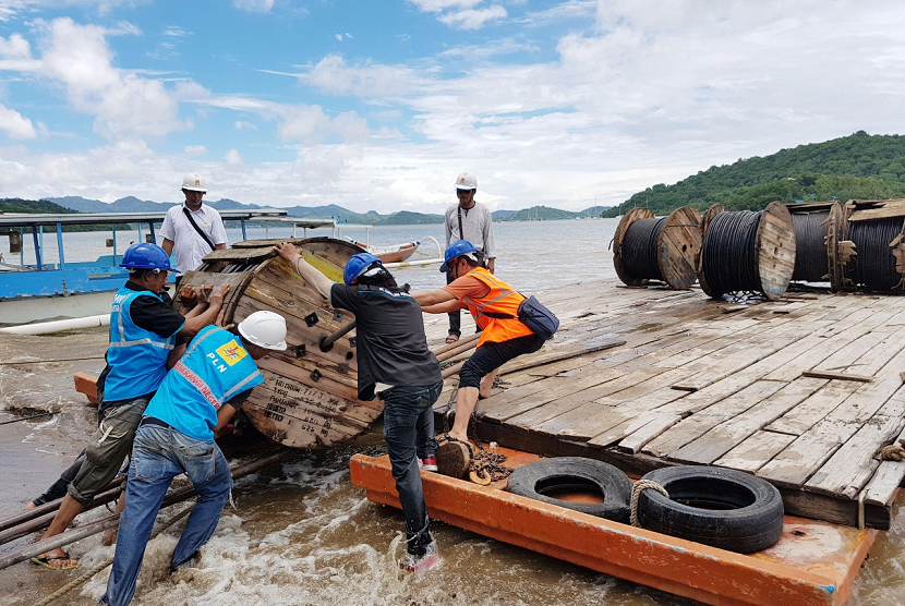 Petugas PLN Wilayah Nusa Tenggara Barat (NTB) mengangkut sejumlah peralatan untuk melistriki Gili Gede di Kecamatan Sekotong, Kabupaten Lombok Barat, NTB, Rabu (21/2).  