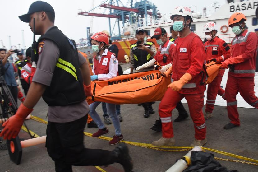 Petugas PMI dan DVI Polri mengevakuasi jenazah korban jatuhnya pesawat Lion Air bernomor registrasi PK-LQP dengan nomor penerbangan JT 610 dari kapal KN SAR Drupada menuju RS Polri saat tiba di Posko SAR Tanjung Priok, Jakarta.