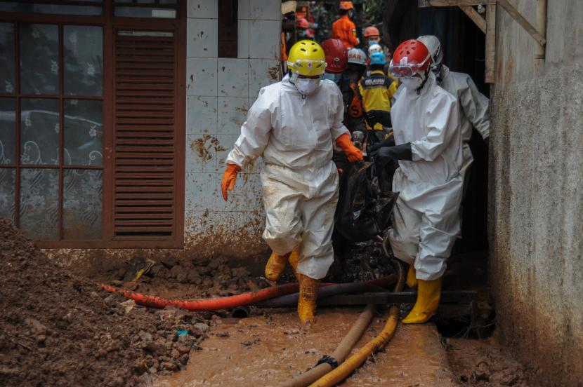 Petugas PMI Kabupaten Sumedang membawa jenazah korban bencana tanah longsor di Cimanggung, Kabupaten Sumedang, Jawa Barat.