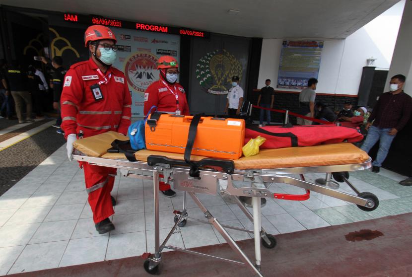 Petugas PMI keluar dari dalam lapas usai melakukan evakuasi korban kebakaran di Lapas Klas 1 A Tangerang, Kota Tangerang, Provinsi Banten, Rabu (8/9/2021). 