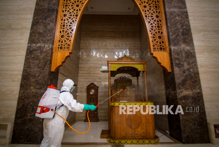Tempat Ibadah di Tangerang Disemprot Disinfektan. Petugas PMI Kota Tangerang menyemprotkan cairan disinfektan di Masjid An Nabawi, Cipondoh, Kota Tangerang, Banten, Sabtu (14/3/2020).(Antara/Fauzan)