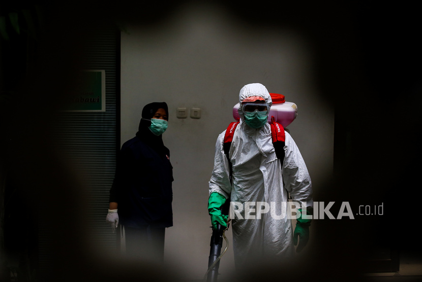 Petugas PMI Kota Tangerang menyemprotkan cairan disinfektan di Masjid An Nabawi, Cipondoh, Kota Tangerang, Banten, Sabtu (14/3/2020).(Antara/Fauzan)
