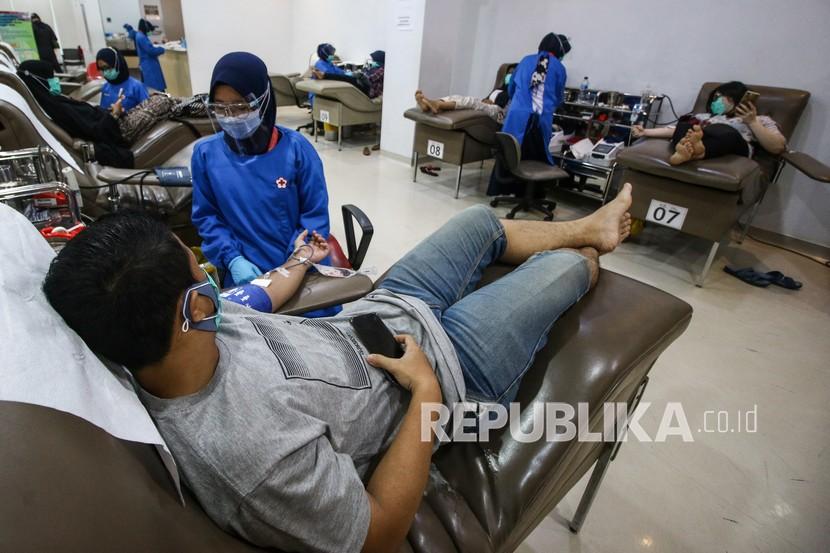 Petugas PMI mengambil darah dari pendonor (ilustrasi). Grab Indonesia menggandeng para mitra pengemudi untuk donor darah.