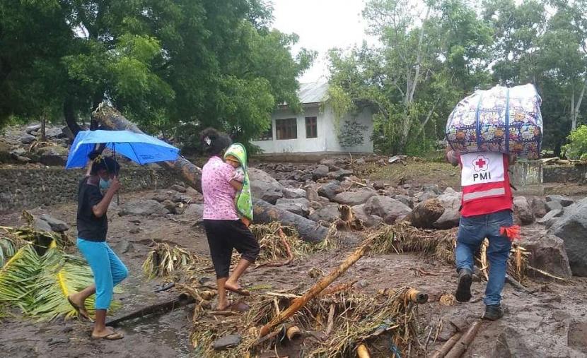Petugas PMI mengangkut barang milik warga yang terkena banjir di Desa Amakaka dan Desa Lamawolo, Kecamatan Ile Ape Timur, Kabupaten Lembata, Provinsi NTT, Senin (5/4).