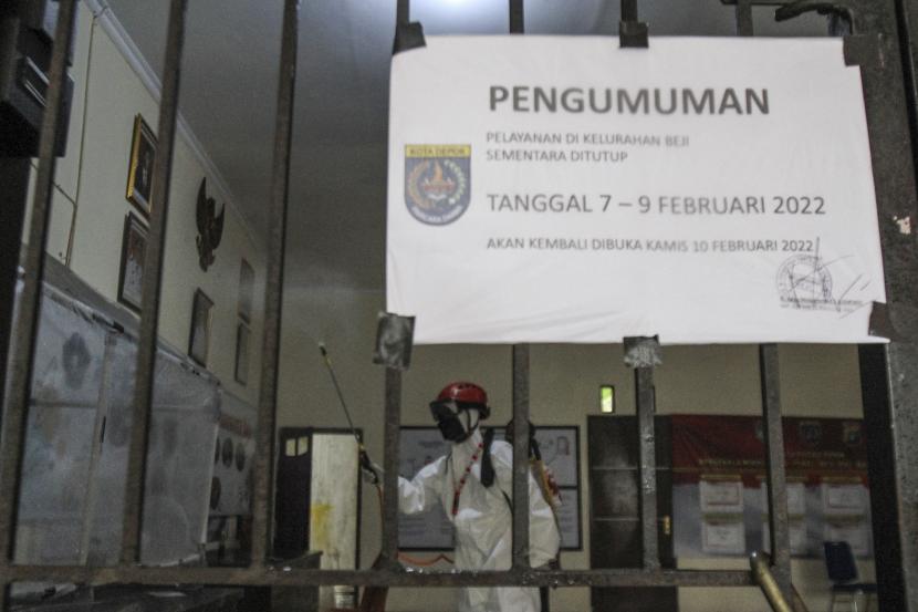 Petugas PMI menyemprotkan cairan disinfektan untuk penanganan Covid-19 di kantor Kelurahan Beji, Kota Depok, Jawa Barat, Ahad (6/2/2022).