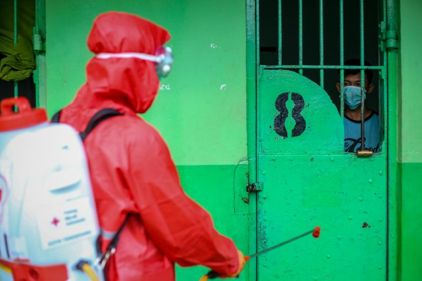 Petugas PMI menyemprotkan cairan disinfektan di Lembaga Pembinaan Khusus Anak (LPKA) Klas I, Kota Tangerang, Banten, Ahad (29/3). (ilustrasi)