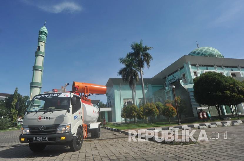 Petugas PMI menyemprotkan disinfektan di halaman Masjid Agung Nurul Iman, Padang, Sumatra Barat. Pemprov Sumbar melalui Satgas Covid 19 menyatakan, kasus Covid-19 di wilayah ini semakin melandai (ilustrasi)  