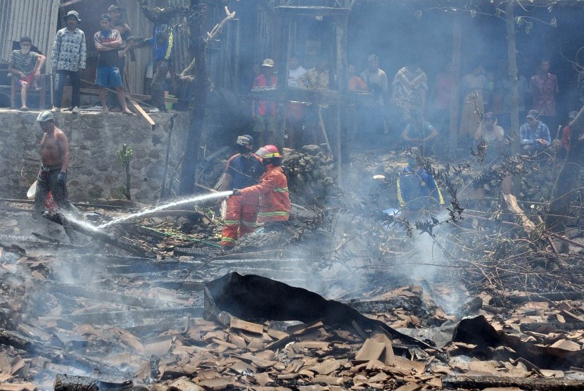 Petugas PMK melakukan pendinginan di lokasi kebakaran Desa Penawangan.