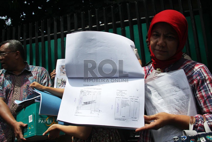   Petugas PN Jakarta Selatan bersama Indonesian Corruption Watch (ICW) menunjukkan laporan keuangan dana BOS dan BOP saat dieksekusi di SMP Negeri 67, Jakarta Selatan, Kamis (12/12).  (Republika/Yasin Habibi)