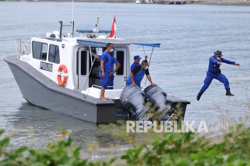 Petugas Polairud berpatroli saat pelaksanaan Posko Terpadu Perbantuan Evakuasi KRI Nanggala 402 di kawasan perairan Celukan Bawang, Buleleng, Bali, Senin (26/4/2021). HMI menyebut tenggelamnya KRI Nanggala jadi pelajaran untuk modernisasi Alutsista