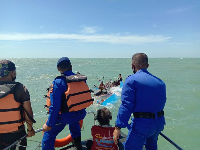 Petugas Polairud Polres Indramayu berhasil menyelamatkan enam nelayan KM Ibu Jaya yang terbalik setelah dihantam gelombang tinggi di perairan Pancer Payang, Desa Pabean Udik, Kecamatan/Kabupaten Indramayu, Kamis (9/9) sekitar pukul 07.00 WIB. 