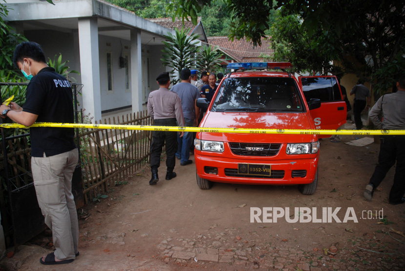 Petugas Polda Jabar memasang garis polisi saat akan melakukan penggeledahan di rumah seorang terduga teroris di Kampung Parigi, Desa Ciparay, Kabupaten Bandung, Jawa Barat, Kamis (13/7). 