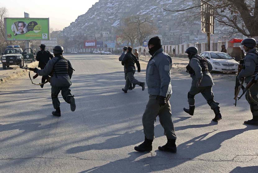   Petugas polisi Afghanistan lari ke markas polisi lalu lintas Kabul setelah diserang oleh gerilyawan di Kabul (Reuters/Omar Sobhani)
