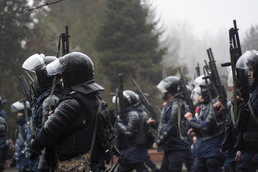 Petugas polisi anti huru hara menyiapkan senjata mereka ketika mereka mencoba untuk menghentikan demonstran selama protes di Almaty, Kazakhstan, Rabu, 5 Januari 2022.