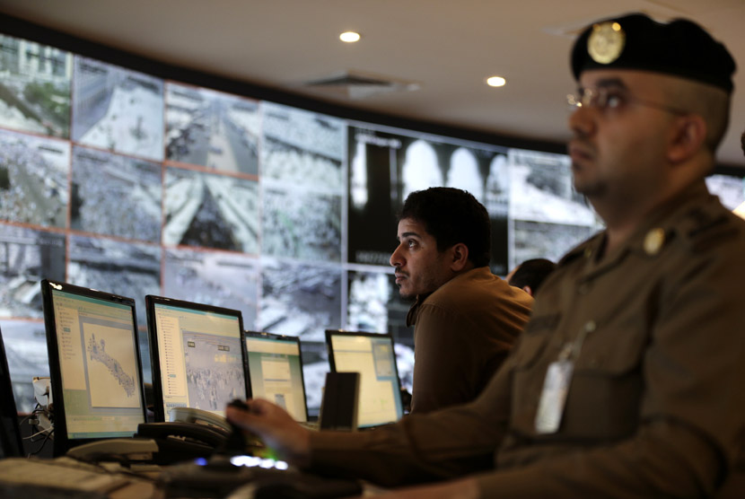  Petugas polisi Arab Saudi memantau melalui layar tv yang terhubung ke sejumlah kamera cctv yang dipasang di berbagai sudut Arab Saudi (Ilustrasi)