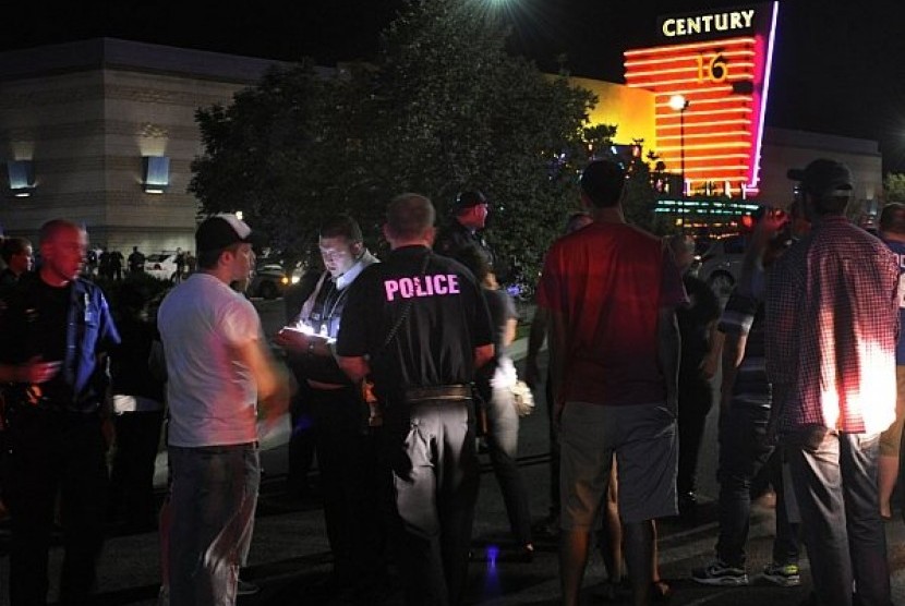 Petugas Polisi Aurora, Denver, menanyai saksi mata dalam insiden penembakan di gedung bioskop yang tengah memutar film terbaru Batman. Sejumlah 12 orang dinyatakan tewas dalam peristiwa tersebut.