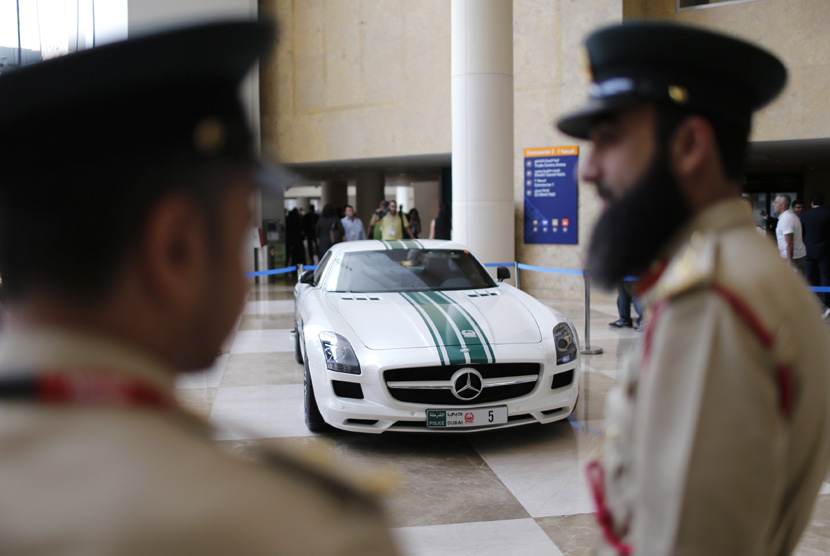 Petugas polisi berdiri di depan mobil Mercedes yang digunakan oleh kepolisian Dubai. Polisi Dubai Sita 33 Kendaraan karena Drifting dan Balap Liar