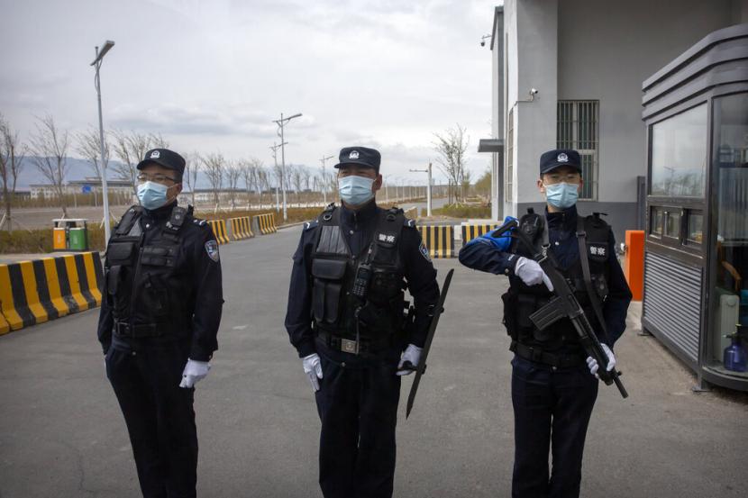 Petugas polisi berdiri di pintu masuk luar Pusat Penahanan Urumqi No. 3 di Dabancheng di Daerah Otonomi Uyghur Xinjiang China barat pada 23 April 2021. Diplomat dari 30 Negara Muslim Kunjungi Xinjiang